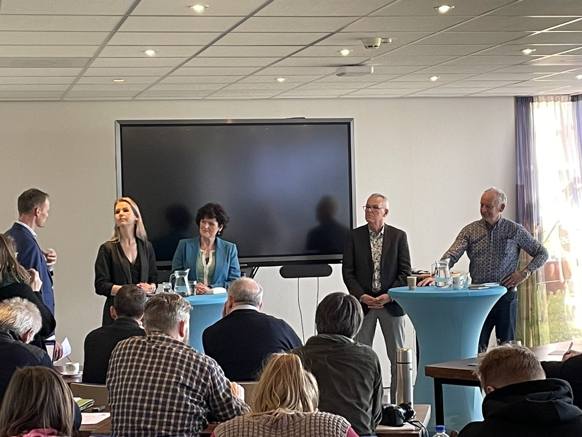 .<a href="/SjoerdHofstee/">Sjoerd Hofstee</a> leads paneldebate on the topic of the nitrogencrisis. What are the main problems? Are there any advantages maybe? How to find the way forward to get out of this crisis? The debate goes about facts, models, visions, plans, actions, etcetera #dutchroots #nvlj #enaj