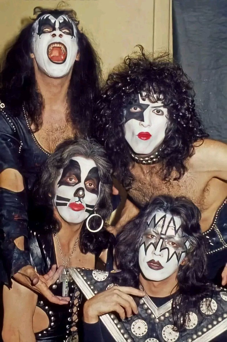 kissmaniamex's tweet photo. KISS - Hotter Than Hell Era https://t.co/xrBSw3MtJb