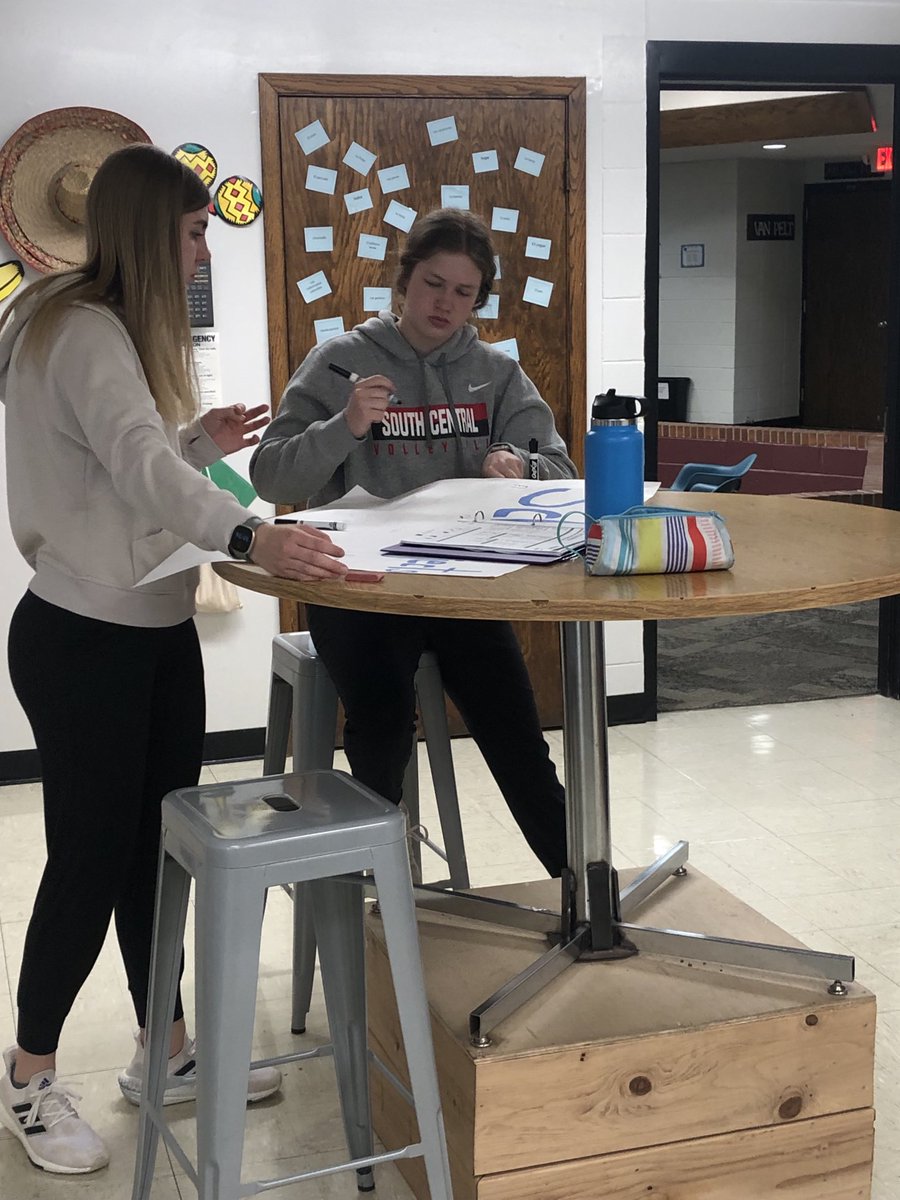 smcinturf3's tweet photo. When students become the teachers. Collaboration &amp; Creativity. #blendedlearning #CenturaPride https://t.co/p3ZactDgqP