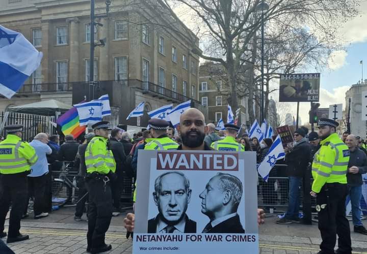 Daniapalestine2's tweet photo. Photos|| In a demonstration held today in Britain in protest against the judicial amendments of #Neanyahu's government, protestors called for the Israeli occupation PM Benjamin Netanyahu to be detained for war crimes.
#Act4Palestine https://t.co/k3x8sBV5Tv