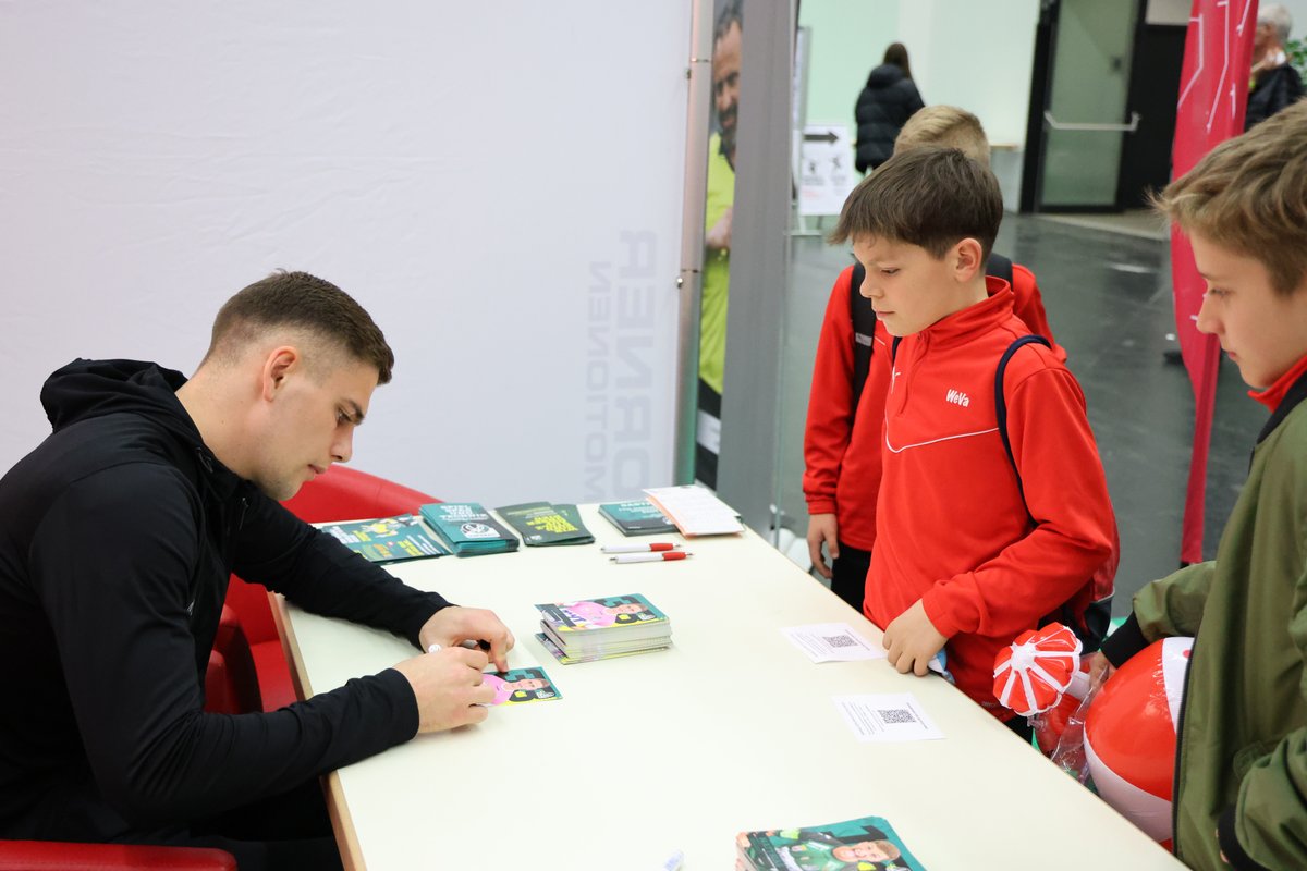 svried1912's tweet photo. Matthias #Gragger und Jonas #Wendlinger heute am Stand der SVR bei der Sportmesse ✍️😎
Nach der Autogrammstunde schauten die SVR-Kicker auch noch bei den Schiedsrichtern des OÖ Fußballverband - OÖFV und bei der @OEFBL vorbei ⚽️
#svried #seit1912 #desismeiverein https://t.co/ZJNY9kizTv