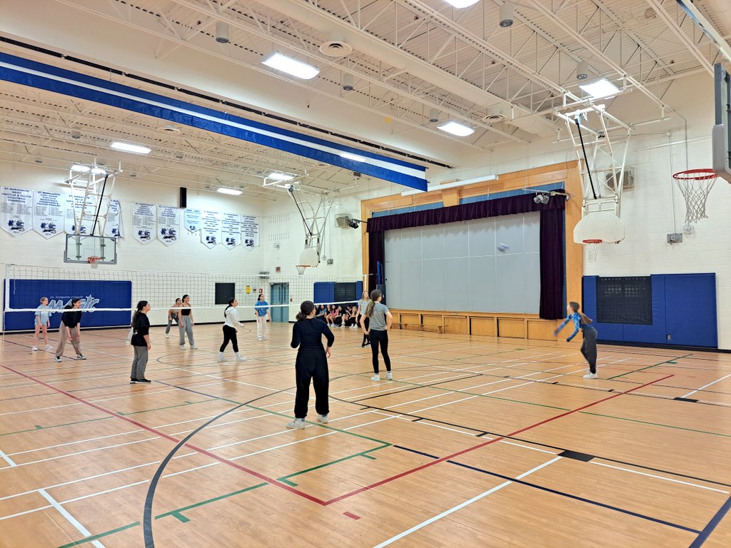 notoriousmrbigg's tweet image. A little rain won&apos;t ruin our day!! ☔😅 The 7 &amp;amp; 8 girls dusted off their awesome volleyball skills during lunch recess this week!! Great work girls 👍🏐👐  @MargueriteHCDSB #dpa #intramurals