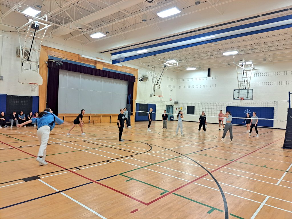 notoriousmrbigg's tweet image. A little rain won&apos;t ruin our day!! ☔😅 The 7 &amp;amp; 8 girls dusted off their awesome volleyball skills during lunch recess this week!! Great work girls 👍🏐👐  @MargueriteHCDSB #dpa #intramurals
