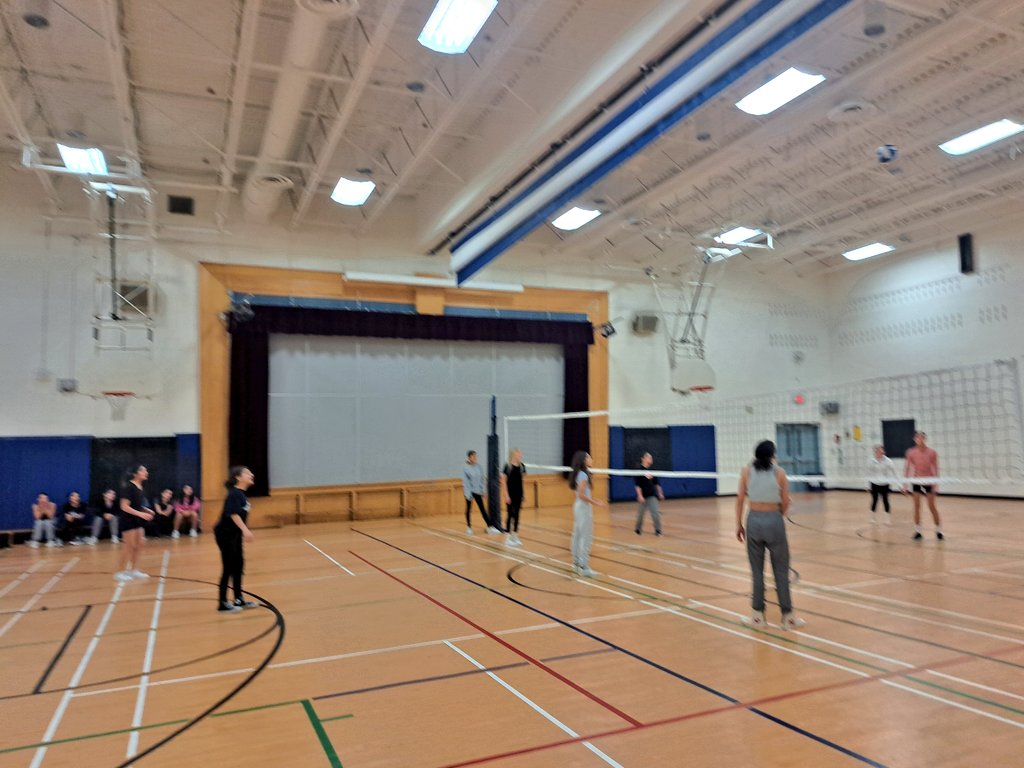 notoriousmrbigg's tweet image. A little rain won&apos;t ruin our day!! ☔😅 The 7 &amp;amp; 8 girls dusted off their awesome volleyball skills during lunch recess this week!! Great work girls 👍🏐👐  @MargueriteHCDSB #dpa #intramurals
