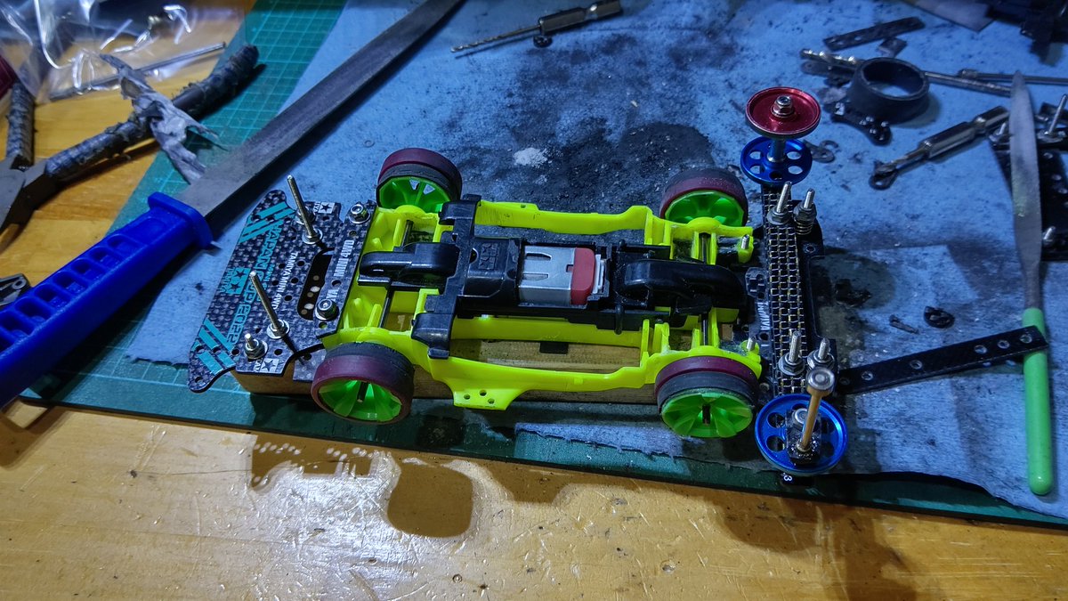 ZERO_mini4's tweet photo. MA新車制作日記　その8
タイヤ制作途中で組み付け
フロントとリヤのパンパーのベースは出来た https://t.co/tGn7yf8BYE