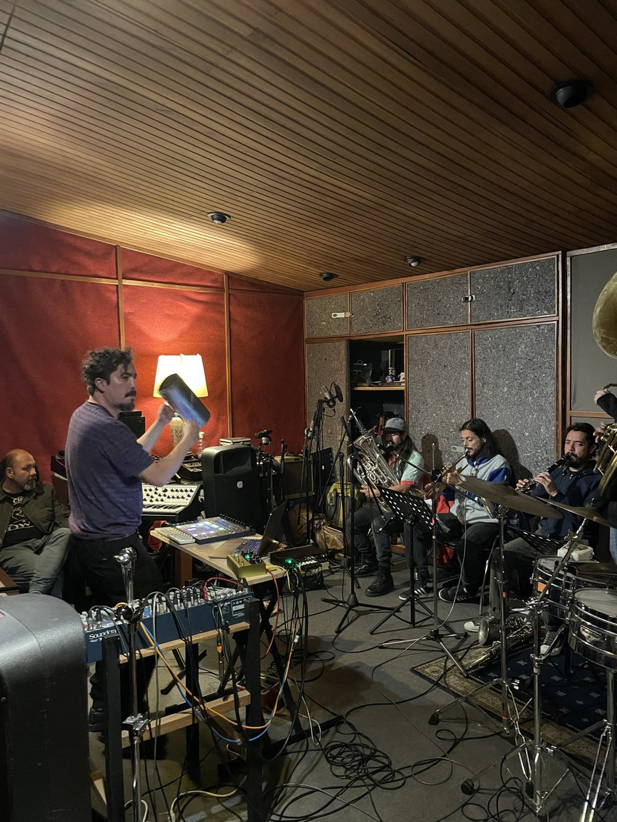 Mientras sonaban vinilos de Guadalupe recién pescados por <a href="/danielmichelmn/">Daniel Michel</a> y antes de cachar el ensayo del <a href="/FrenteCumbiero/">Frente Cumbiero</a>, conocimos las entrañas de <a href="/MamboNegroR/">mambo negro records</a>, el estudio que nos ha dado muchas de las más grandes joyas de la música colombiana reciente. Bogotá, tesoro de vida.