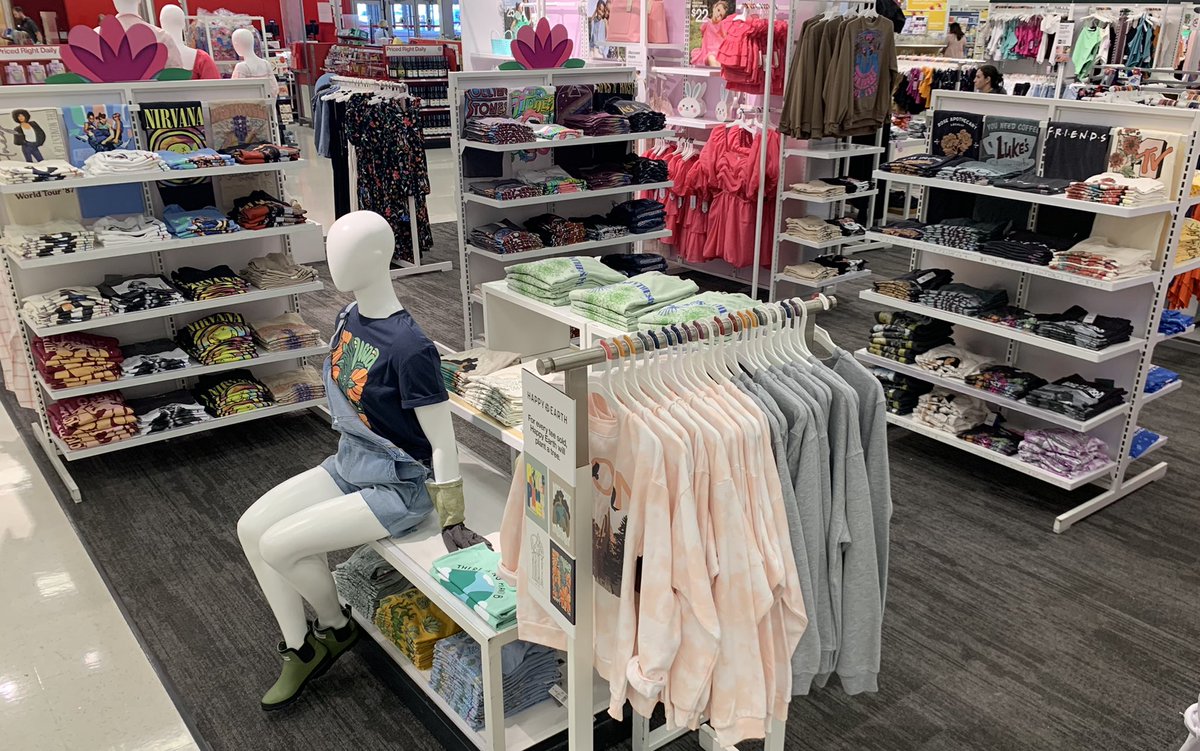 abarbet64's tweet photo. #VMLstyle creating EARTH DAY experience within the new LICENSE SHOP mdsng. https://t.co/M4HSAkb1jw