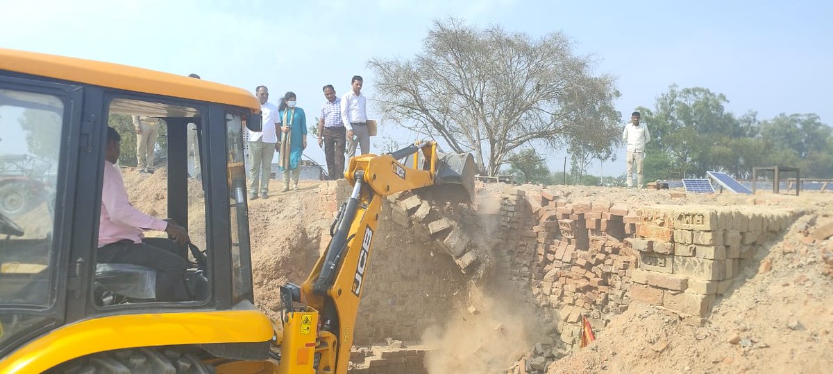 डीएम अलीगढ़ श्री इन्द्र विक्रम सिंह के निर्देश पर एसडीएम इगलास सुश्री भावना ने आज प्रदूषण विभाग की टीम के साथ अवैध संचालित ईट भट्टे जैसे जय शिव मुहरैनी एवं लवली ताहरपुर पर जेसीबी से चेंबर एवं पकी हुई ईंटे तुड़वाई। पानी डालकर बंद कराया गया यह अभियान आगे भी जारी रहेगा।<a href="/dm_aligarh/">DM ALIGARH</a>