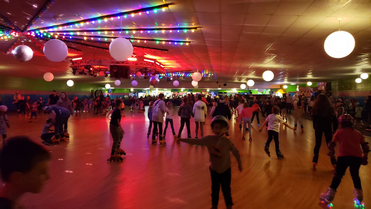 JeffersPondPLS's tweet photo. Thank You @JeffersPondPTC for hosting a family event at Skateville last night.  There was an awesome turnout from @JeffersPondPLS students, families and staff. https://t.co/x1qRNoUnx3
