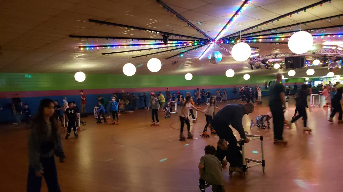 JeffersPondPLS's tweet photo. Thank You @JeffersPondPTC for hosting a family event at Skateville last night.  There was an awesome turnout from @JeffersPondPLS students, families and staff. https://t.co/x1qRNoUnx3