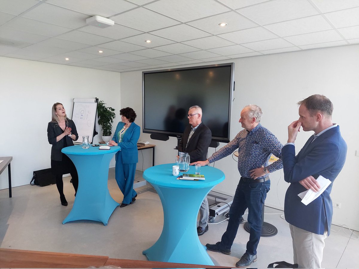 Extensifying Dutch production will increase the footprint op its own citizins, says <a href="/FemkeMarijeW/">Femke Marije</a> at the Dutch Dairy - innovations on emissions tour of <a href="/NetwerkNVLJ/">NVLJ</a> <a href="/DutchRoots2018/">Dutch Roots</a> and <a href="/ENAJ_tweets/">EuroNAJ</a>