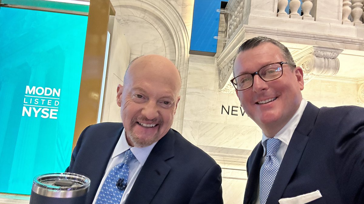 jason_blessing's tweet photo. Fun to ring the #OpeningBell today at the @NYSE with @ModelN and meet @jimcramer! #madmoney #GoBlue https://t.co/89vXuZqjl4