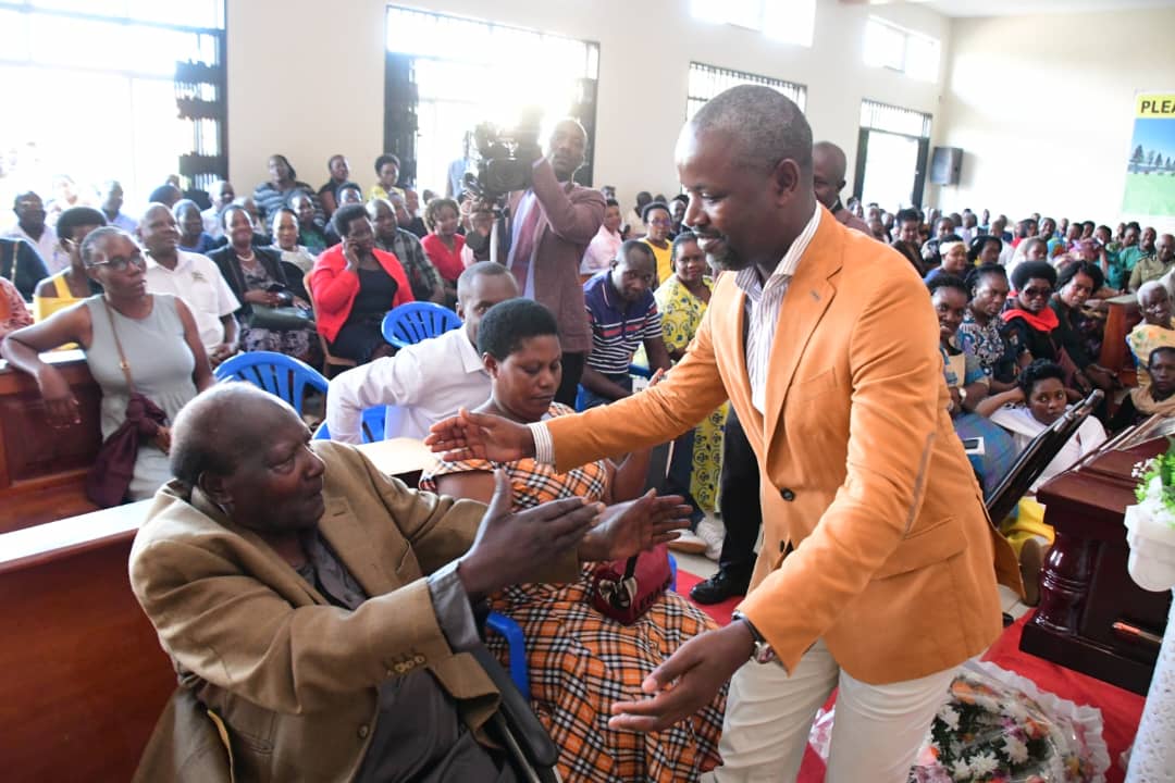 Thomas_Tayebwa's tweet image. This afternoon i joined mourners at St. Padre Pio Catholic Parish, Akright Housing Estate to pray for the soul of our brother and friend John Barisigara who perished in a fatal accident in Iganga yesterday. Mr Barisigara was a Senior IT Officer, Ministry of Local Government.