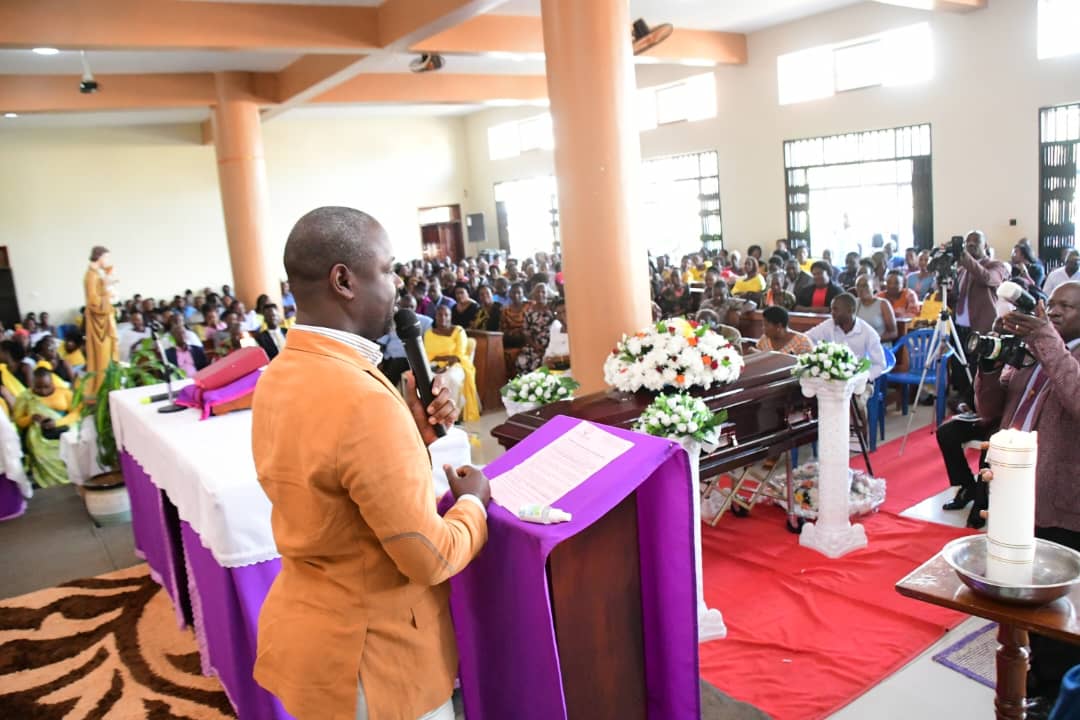 Thomas_Tayebwa's tweet image. This afternoon i joined mourners at St. Padre Pio Catholic Parish, Akright Housing Estate to pray for the soul of our brother and friend John Barisigara who perished in a fatal accident in Iganga yesterday. Mr Barisigara was a Senior IT Officer, Ministry of Local Government.
