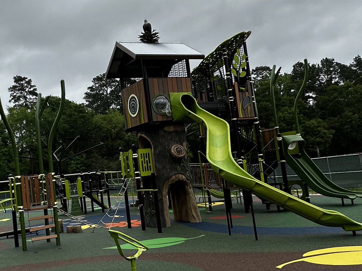 ElizabethFagen's tweet photo. Oh my goodness…the @HumbleISD_EGE eagle has a new nest!! The beautiful new treehouse playground will open next week (weather permitting 🌧️🌧️ ❤️ Love the bright flowers and leaves! @HumbleISD https://t.co/XixODaO6wO