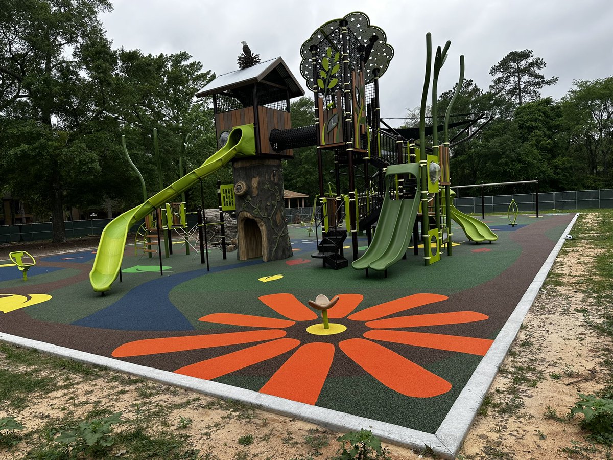 ElizabethFagen's tweet photo. Oh my goodness…the @HumbleISD_EGE eagle has a new nest!! The beautiful new treehouse playground will open next week (weather permitting 🌧️🌧️ ❤️ Love the bright flowers and leaves! @HumbleISD https://t.co/XixODaO6wO