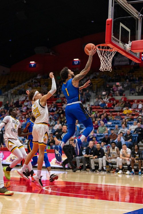 YsnCook3's tweet photo. Beyond proud of this team! We overcame a lot throughout the year getting us to this point💯 Might not have ended the way we wanted it to but this will forever be family🖤 #VU🔶🔷 https://t.co/blmo4A8qSN