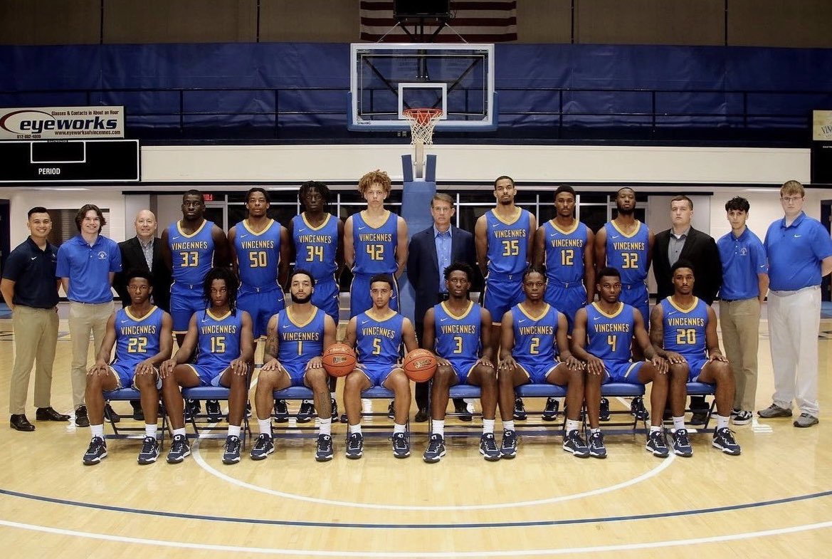 YsnCook3's tweet photo. Beyond proud of this team! We overcame a lot throughout the year getting us to this point💯 Might not have ended the way we wanted it to but this will forever be family🖤 #VU🔶🔷 https://t.co/blmo4A8qSN