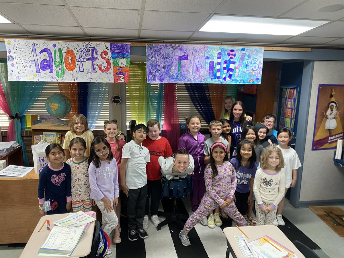 MrsElamPNG's tweet photo. Mrs. Elam’s class wants to wish Miss Emily &amp; @PNGgirlssoccer good luck tonight at their playoff game!! ⚽️💜

@AshlyElamSports @aibates https://t.co/6vkX4iw6Sc