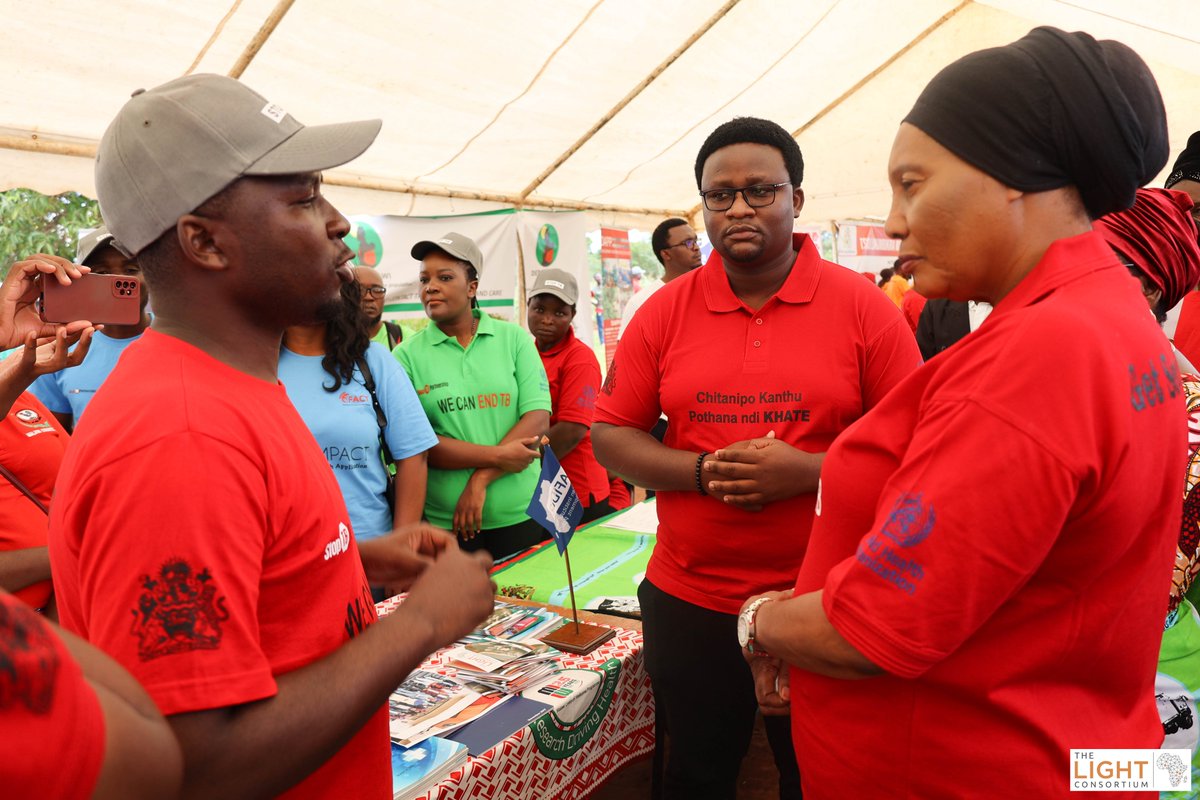 #YesWeCanEndTB  

@Kadongola of @AFIDEP & @scembreluke of @MlwTrust speaking with the Deputy Health Minister, Honourable Halima Daudi MP at the #WorldTBDay commemoration event in Malawi.

#LIGHTonTB
#WorldTBDay
#EndTB