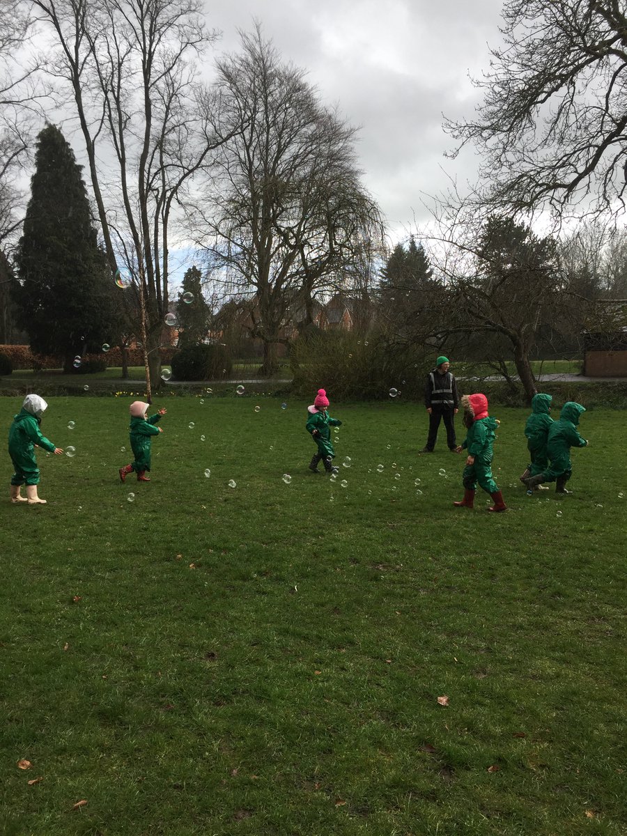 The rain didn’t put a stop to the fun for the second group 🌈 playing pooh sticks, mud, mud, mud and lots of bubbles 🌿💦 <a href="/WildLivesFS/">Wild Lives Forest School</a>