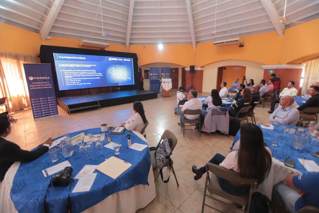 MesaComp_ES's tweet photo. Presentación de Karla Morales - Asesora Senior para la Mejora de la Competitividad en Guatemala Fe @PRONACOMGT #Escuintla https://t.co/3fpTf7KnTo