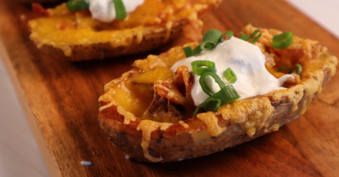 Yesterday on #CookingWithliv, Liv added a twist to Potato Skins by using our famous Roast Half Duck.🦆 If you want a fun appetizer to bring to your basketball watch party, look no further! Find the recipe here 👇 mapleleaffarms.com/recipes/duck-p…