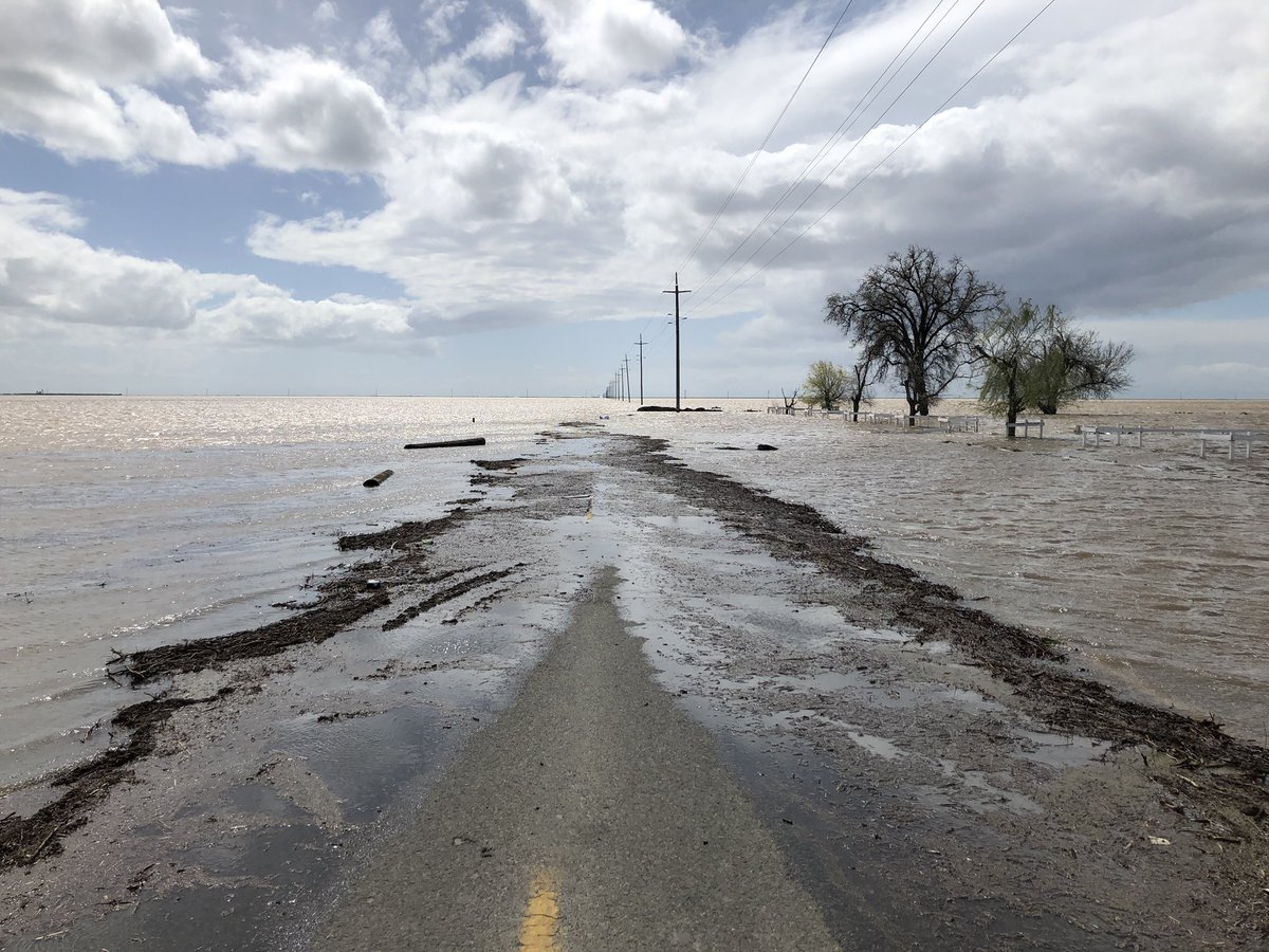 Tulare Lake has reappeared. For the first time since 1997, the lake is rising on thousands of acres of farmland, reclaiming the lowlands at its historic heart. latimes.com/environment/st…