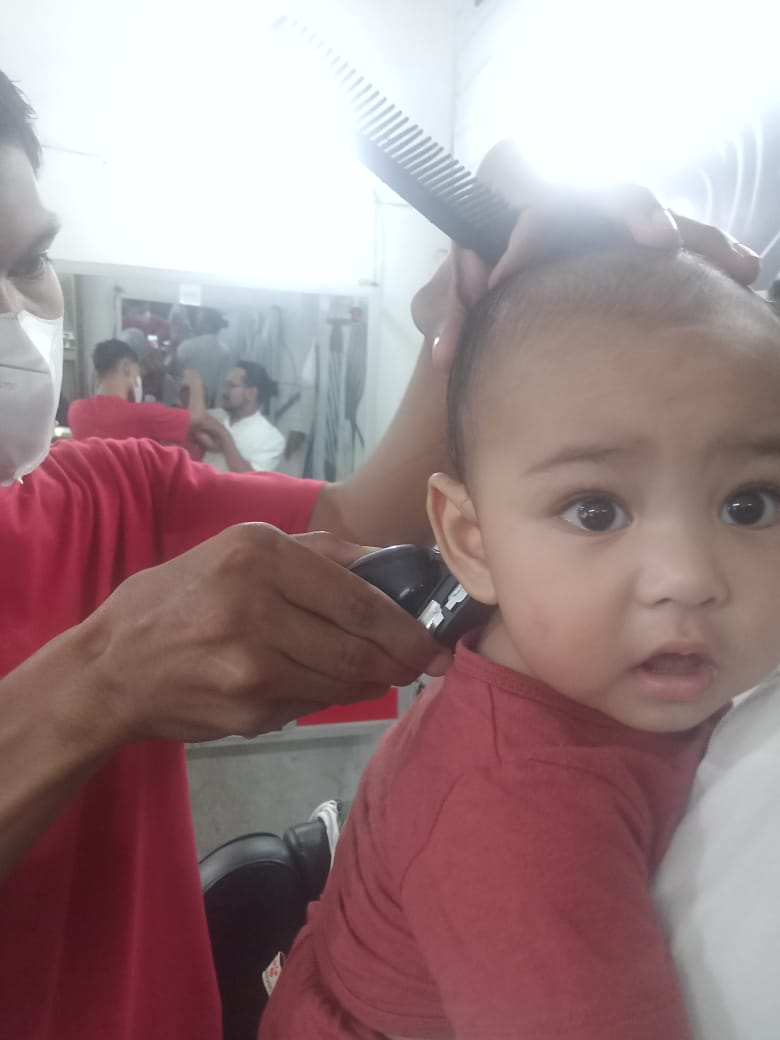 Takdir_Lubis's tweet photo. Sekarang Gaya Rambut Terserah Aku, Kalau Sudah Besar Silakan Suka Hati Berkreasi 😄 Edisi Sulthan Angkasa Jejak Lubis Sudah 9 Bulan. 😎 #hairstylist https://t.co/COnW4lk0VF