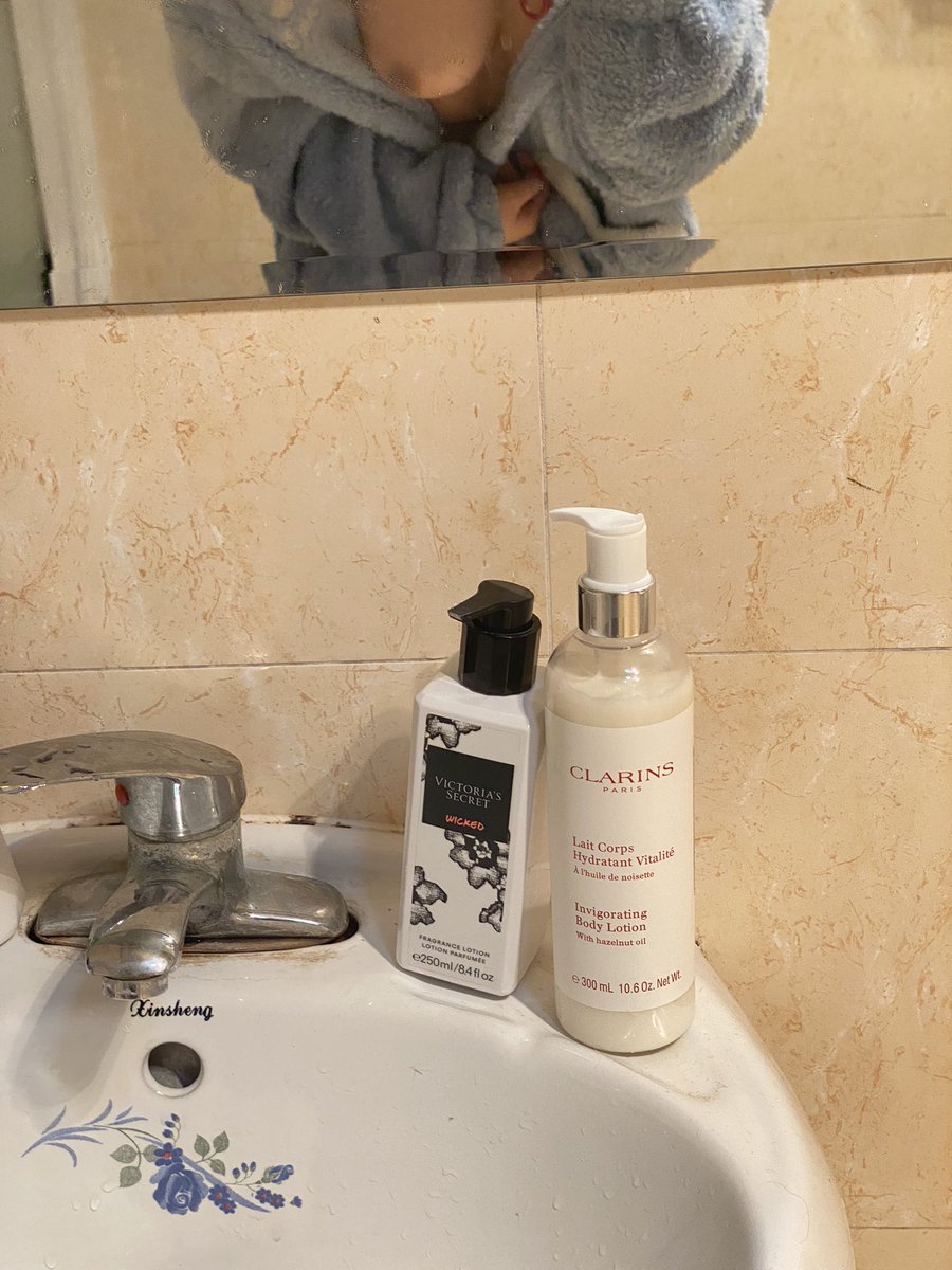 作为一个身体乳大户，家里起码有五六瓶身体乳，但不管怎么换，总有一瓶维密的身体乳
我愿称之为开张必备香，不管哪个味道都好闻！
闻着就烧烧的，想操 https://t.co/d8FBCsK0yq