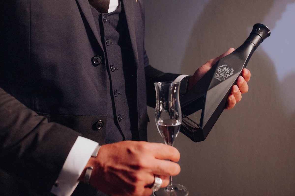PabloAguirreO's tweet photo. ¡Ya es viernes! deléitense con un delicioso #tequila de grandes alturas, como lo es #REYDELMUNDO, elegante y seductor, aromático y suave. 
Siempre queda uno bien con una linda botella de tequila Rey del Mundo. 
¡Que lo disfruten! 🥂 https://t.co/QmxGqn8zl7