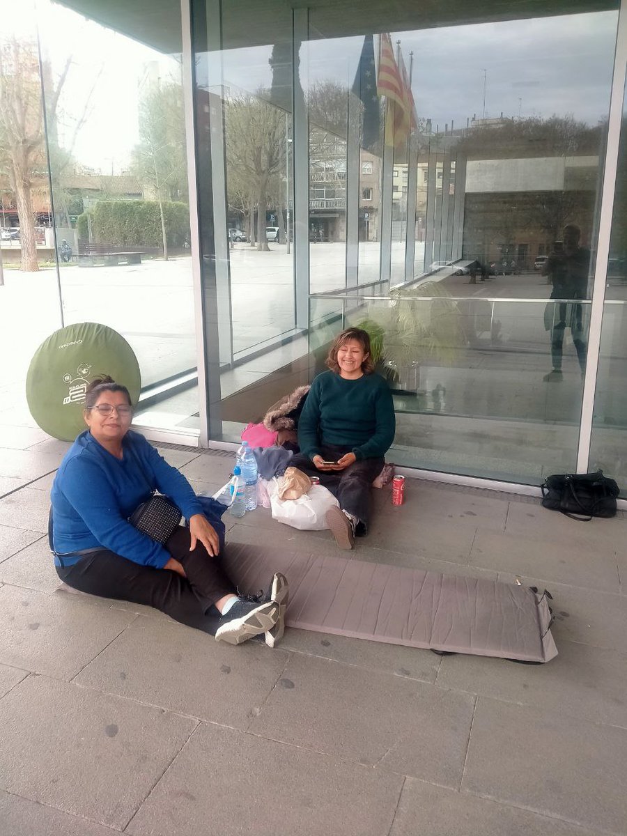 PAHMolletBV's tweet photo. 🔴  Sin techo por tirarla a la calle
🔴  Sin techo por hacerle retirar la tienda de campaña.

Esta es la situación

Vamos @ajmollet @PSCMollet @MireiaDMollet @nuriamunhe que estáis que lo bordados, si acaso la denuncias también por desorden público y otra encausada a la saca https://t.co/tCEIriN3be