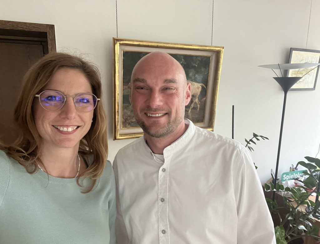 Sabine_Baetzing's tweet photo. Mit Dr. Dennis #Nitsche, #Bürgermeister der Stadt #Wörth habe ich mich intensiv über #Geothermie, #Stadtentwicklung und #Wohnungsbau ausgetauscht und viele Schnittmengen zur Landespolitik diskutiert. Toll, wenn man sieht, wie Landesprogramme, zB #KIPKI, vor Ort unterstützen https://t.co/2HeDwZRCme