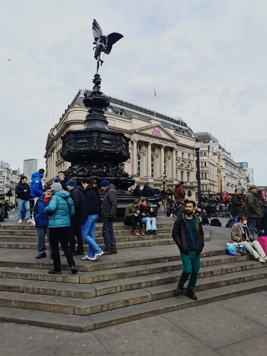 Rumanzz's tweet photo. Piccadilly Circus भन्ने ठाउं पर्यो यो https://t.co/N8gQQTeoLT