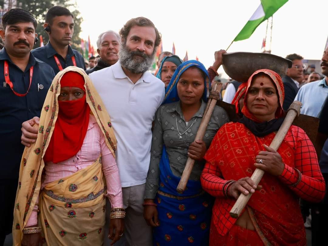 SilentEyes0106's tweet photo. प्रत्येक यशस्वी स्त्रीच्या यशा मागे राहुलजीं सारखा एक पुरोगामी पुरुष असतो…
काळी टोपी मधला सnaतनी तथीकथित “विश्वगुरू” नसतो, हेच सत्य आहे….
#ProgressiveMen #RahulGandhi ❤️🙌 https://t.co/zWqHsEBybT