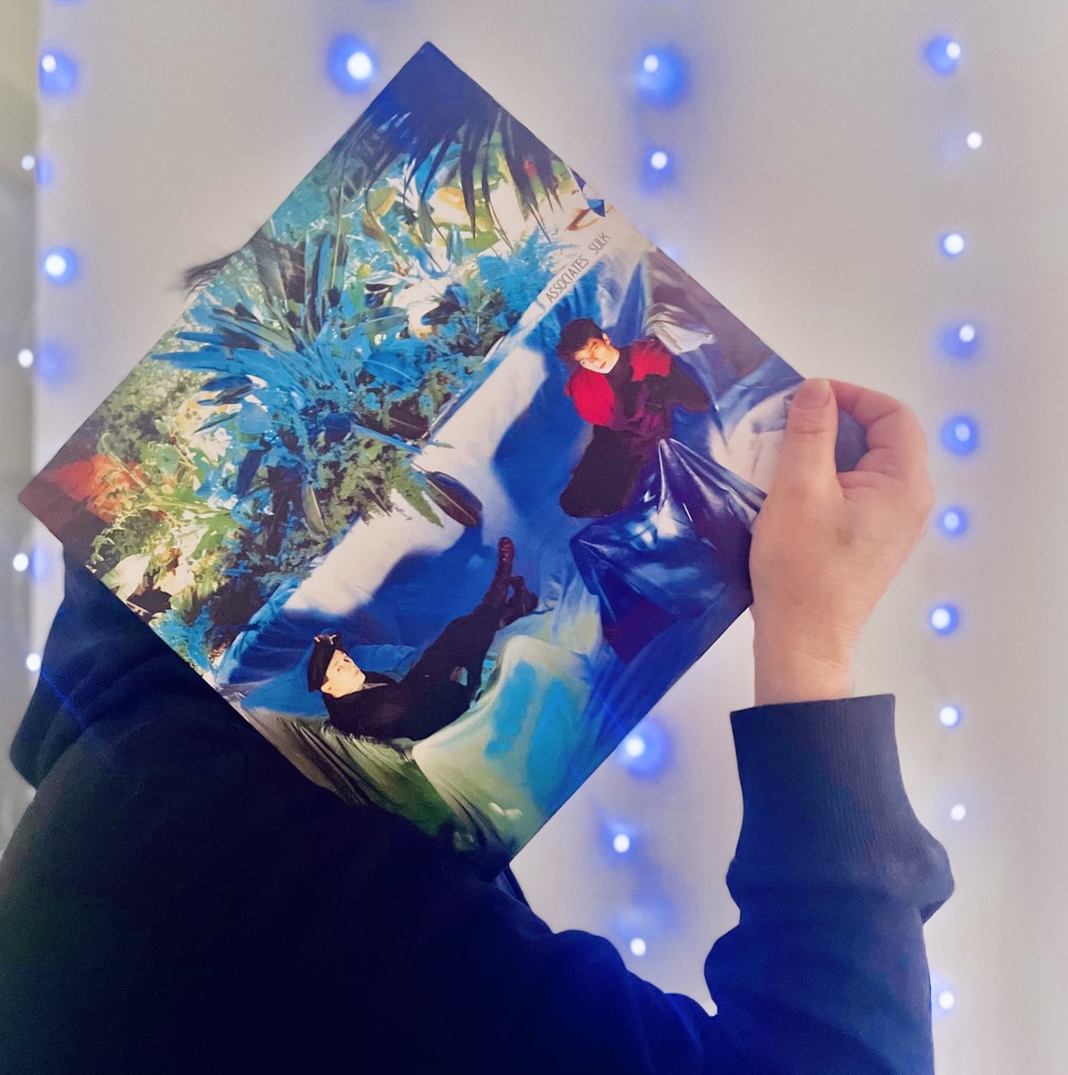 ColinsCuts's tweet image. #INTERVIEW

#Mothloop's #MartinJames discusses #TheAssociates

#ThreeOriginalsByEach
during
#ColinSpencer Programme #043
🔊mixcloud.com/colinspencer/🎧
Saturday 25 March 2023
6-8pm (#UK times)

#DiscoverAndRemember @mothloop1 @_theassociates_

Catch-up #038
▶️mixcloud.com/ColinSpencer/c…