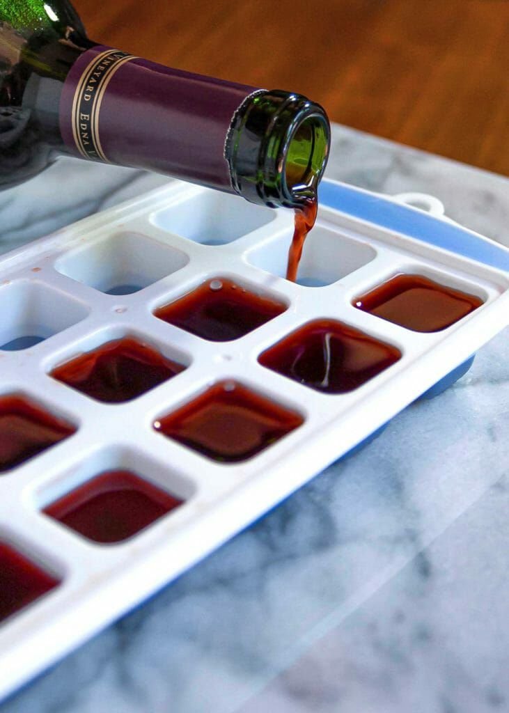 How didn't I know that sooner?! Turns out you can freeze leftover wine in ice cube trays and use them to add flavor to your sauces and stews later on 🍷🧊 #kitchenhack #leftoverwine #foodie 🍝👨‍🍳