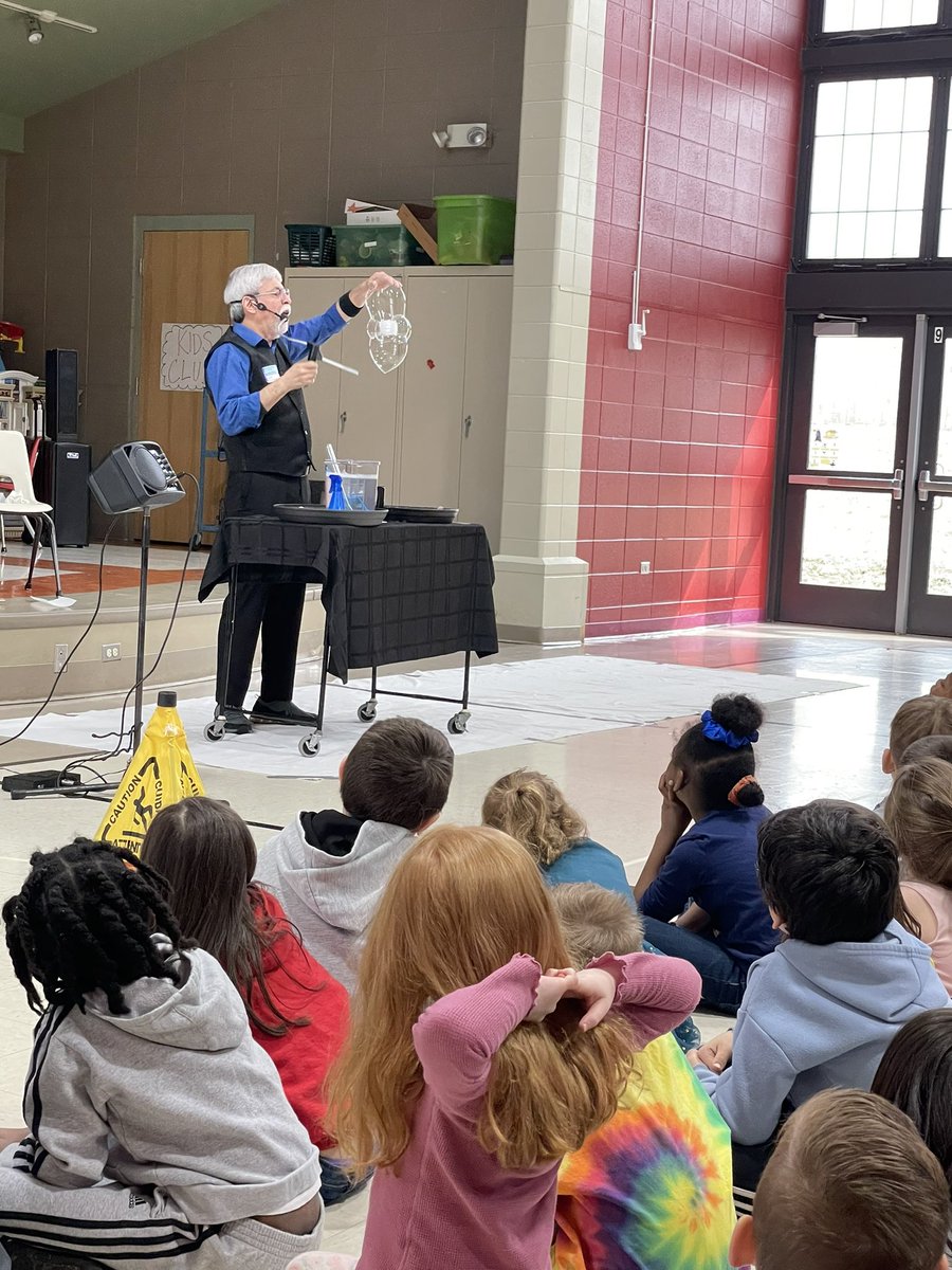 d61stachnik's tweet photo. We love our assembly from the bubble guy!  Thank you delay/lace PTA! @d61learns https://t.co/f12UkasOlx