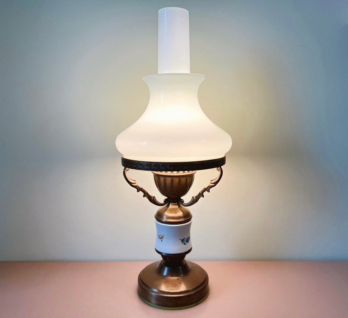 SovietTreasures's tweet photo. Beautiful "Gone With The Wind" style vintage brass &amp; porcelain table lamp with hurricane shade &amp; top large milk glass shade, made in Soviet Ukraine. #desklamp #vintagelamp #vintagehome #retrolamp #retrowave #vintagestyle #vintageliving #vintagelove https://t.co/H3y24c3BPv