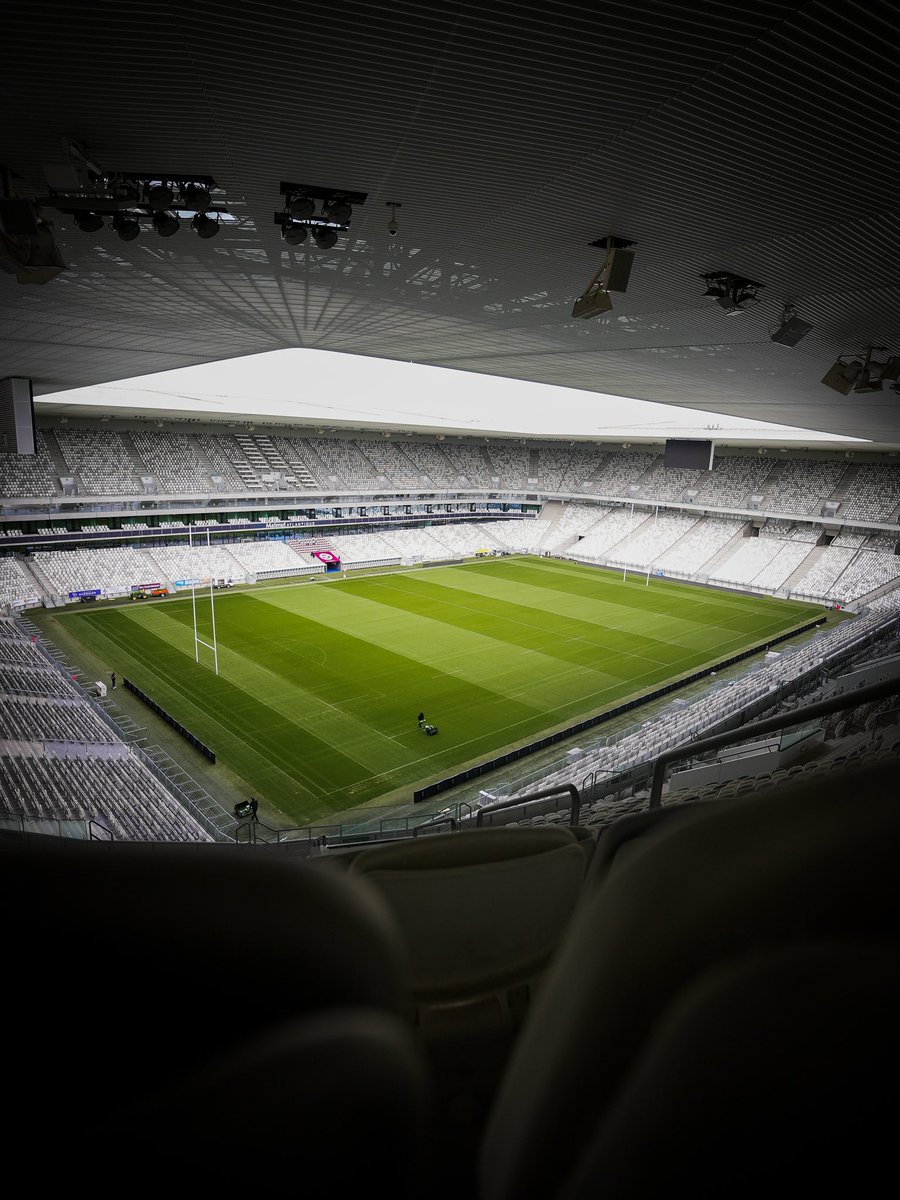 UBBrugby's tweet photo. ⚡️𝐌𝐀𝐓𝐌𝐔𝐓 𝐀𝐓𝐋𝐀𝐍𝐓𝐈𝐐𝐔𝐄

Le stade n’attend plus que vous ! Hâte de vous retrouver demain pour le choc face au @staderochelais 🔥

Qui sera présent pour encourager nos Bordeaux &amp; Blanc ? 🙌

#iloveubb #UBBSR #Fansdays #DerbyAtlantique https://t.co/KXcQxVK3Xe