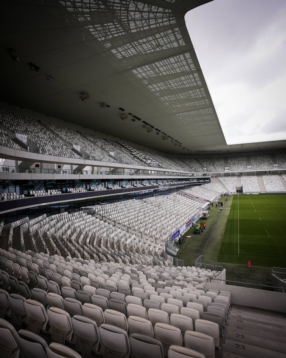 UBBrugby's tweet photo. ⚡️𝐌𝐀𝐓𝐌𝐔𝐓 𝐀𝐓𝐋𝐀𝐍𝐓𝐈𝐐𝐔𝐄

Le stade n’attend plus que vous ! Hâte de vous retrouver demain pour le choc face au @staderochelais 🔥

Qui sera présent pour encourager nos Bordeaux &amp; Blanc ? 🙌

#iloveubb #UBBSR #Fansdays #DerbyAtlantique https://t.co/KXcQxVK3Xe