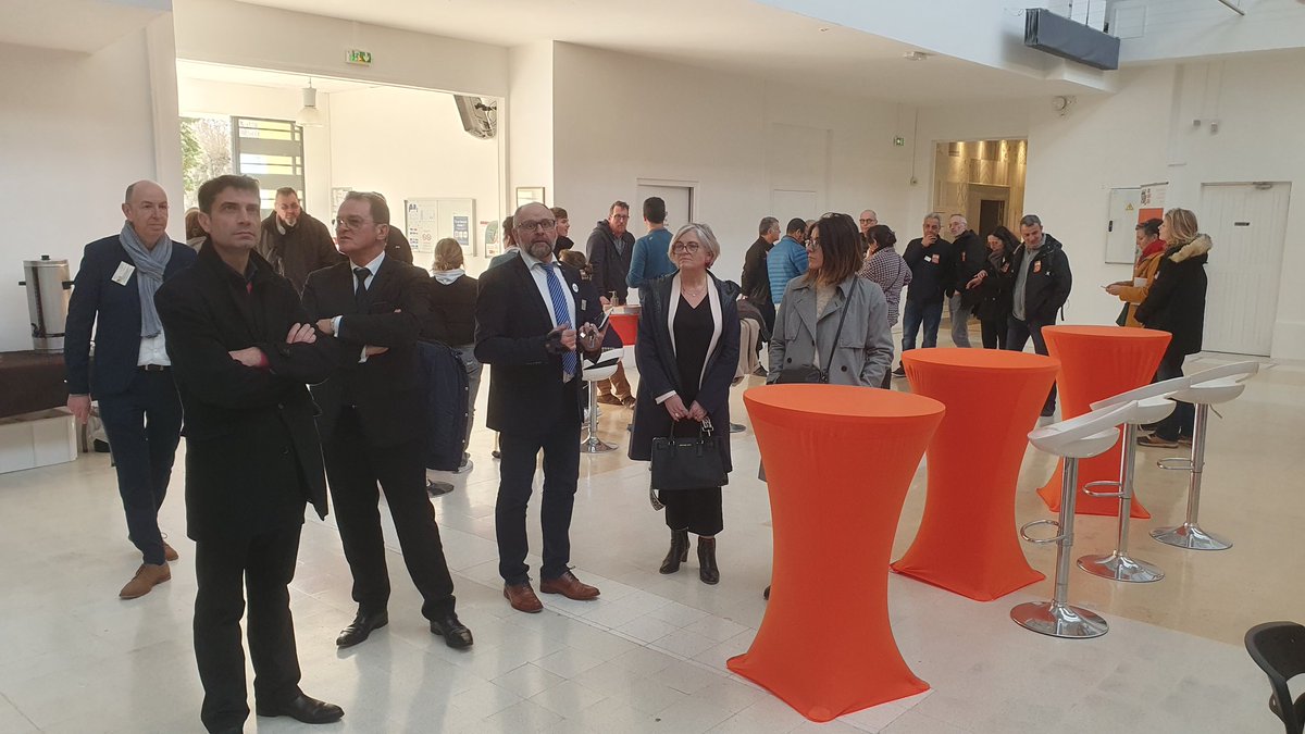 dsden45's tweet photo. M. Ballé, IA Dasen, et Mme Dubarry, IAA Dasen, se sont rendus aux portes ouvertes du lycée Gaudier-Brzeska, métiers du batiments et des travaux publics. 🙏 Présentation d'un projet interdisciplinaire autour de la citoyenneté. 🙏Décoffrage du mur en pisé. 🙏 Taille de pierre https://t.co/CcL5Oc6uhY