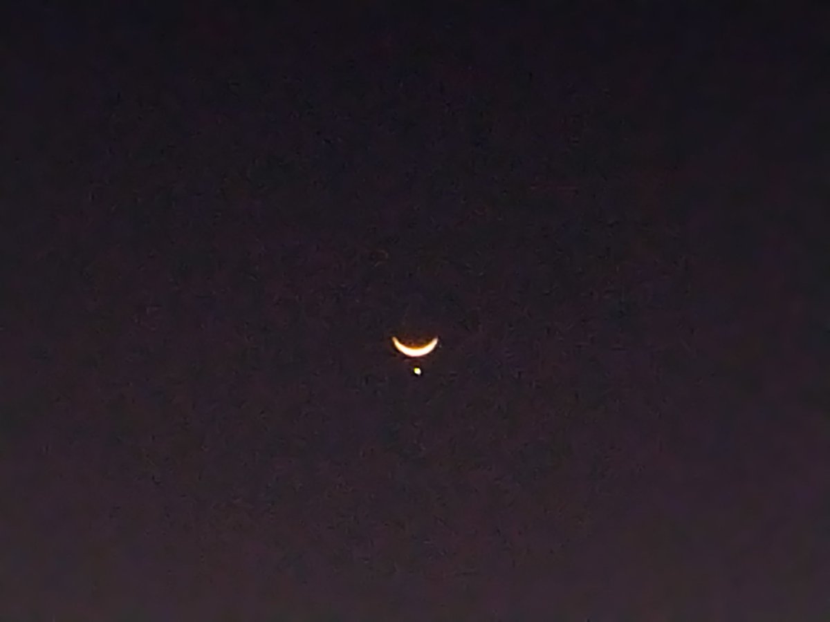 Naturographyx's tweet photo. Venus &amp; moon appulse (meet-up) #moon #venus #appulse #naturography #meetup #neture #planet @Nature @BBCEarth @MKBHD @planet @NASA @NASAEarth @NatGeoPhotos @motorolaindia #motoG30 https://t.co/wTITWQYNZI