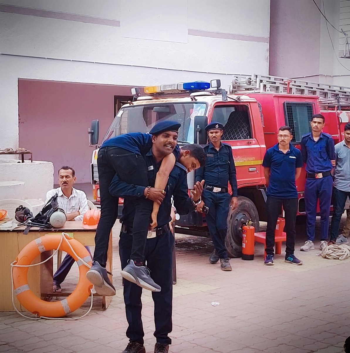 BotadFire's tweet photo. Fire Safety Training &amp; Mock Drill at #Shree Lal Bahadur Shastri School no. 25, Botad by #Fire &amp; Emergency Services Botad. https://t.co/imaJHwtctl