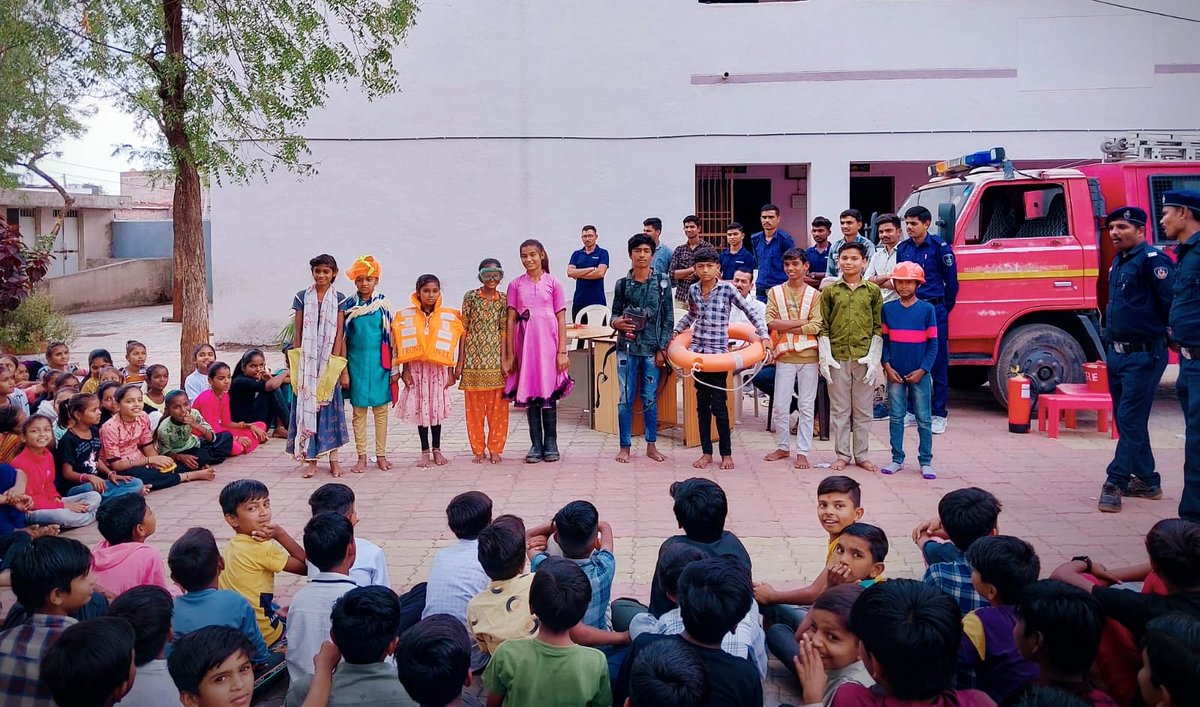 BotadFire's tweet photo. Fire Safety Training &amp; Mock Drill at #Shree Lal Bahadur Shastri School no. 25, Botad by #Fire &amp; Emergency Services Botad. https://t.co/imaJHwtctl