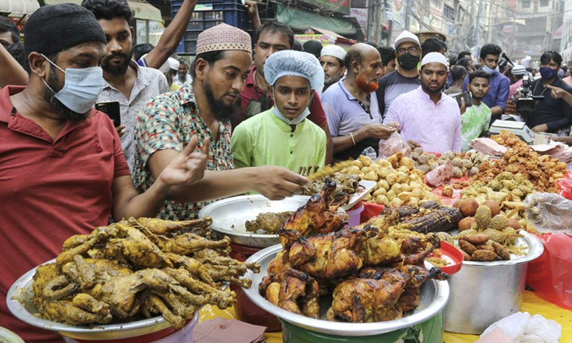 পুরান ঢাকায় জমজমাট ইফতার বাজার, দাম চড়া