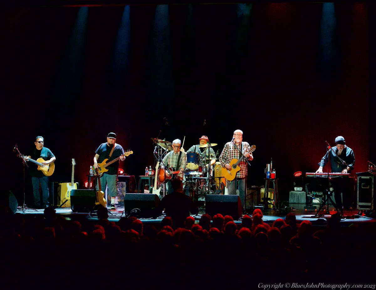 LosLobosBand's tweet photo. Tuesday night in Portland! A sold out show at Revolution Hall - thanks for rockin' with us 🎸 @gabymorenomusic  
📸: John Alcala, Diane Russell https://t.co/Q9QIHwe6rZ