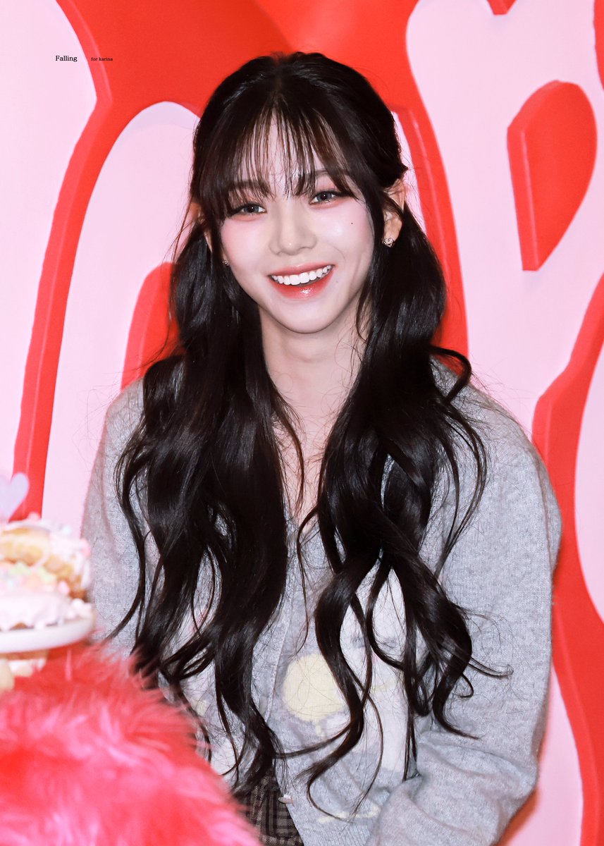 Falling_411's tweet photo. 230302 팝업스토어

#aespa #에스파 #KARINA #카리나 https://t.co/hcoMPQxrtS