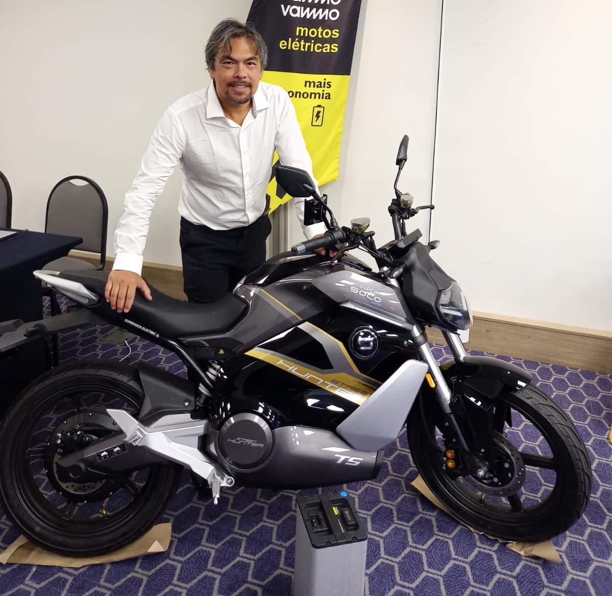danielblandbiz's tweet image. As #motocicletas #elétricas estão no #Brasil. Como o Vammo Super Soco e outros! #LatamMobility &amp;amp; #NetZero Day #Brasil em São Paulo. #LatinAmerica, #Mobility, #EV

2500 W -&amp;gt; 100cc
máx. 75 km/h
90 km de autonomia