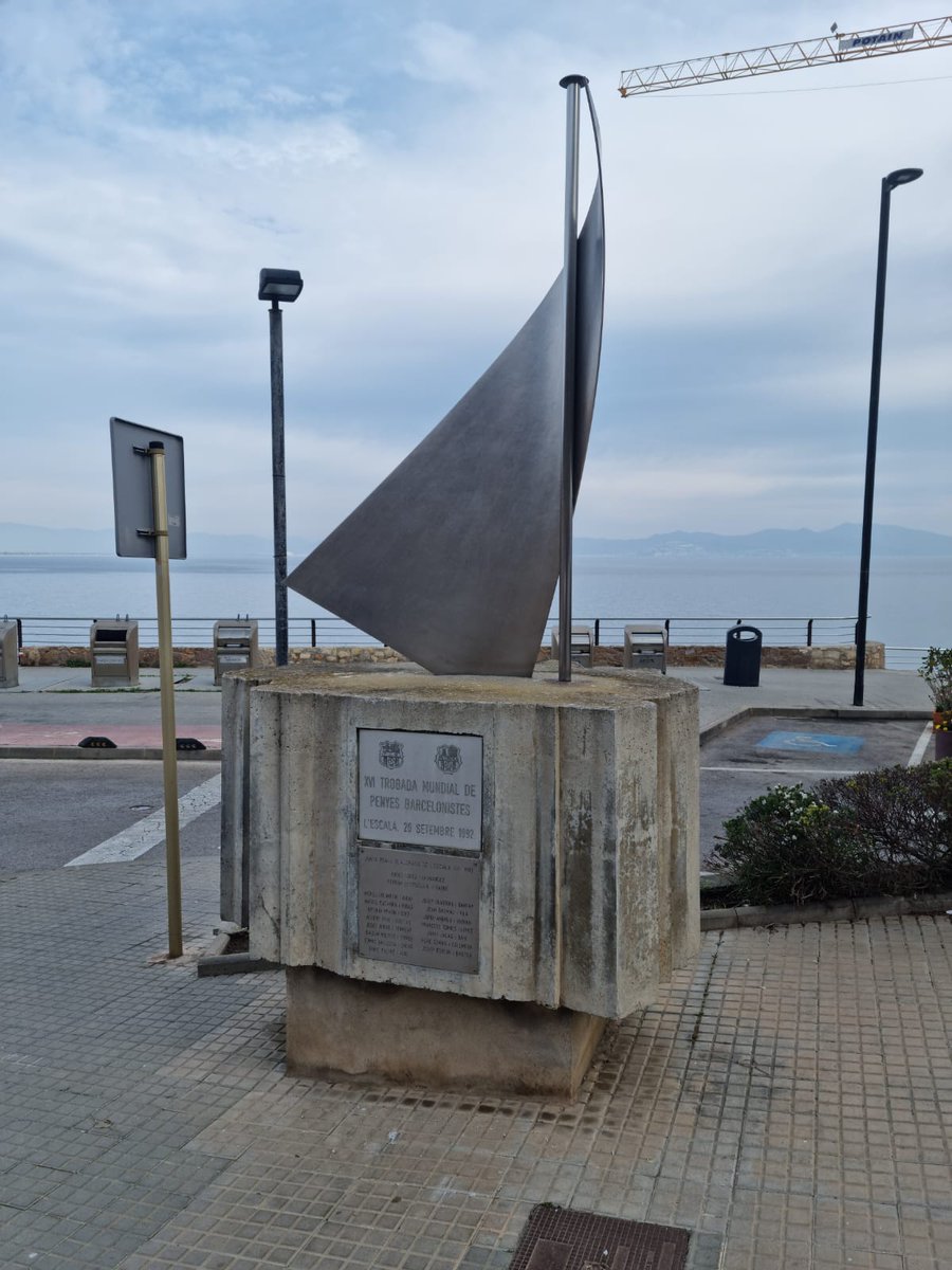 PB_LEscala's tweet photo. MONUMENT TROBADA MUNDIAL PENYES 1992
Aquesta setmana s'ha acabat la 1a fase que consistia en la neteja i embelliment del monument. 
En la 2a fase es substituirà l'escut del FCB, molt malmès per el pas del temps, per un de nou.
Donar les gràcies a l'Ajuntament de l'Escala. https://t.co/uromRcUTqz
